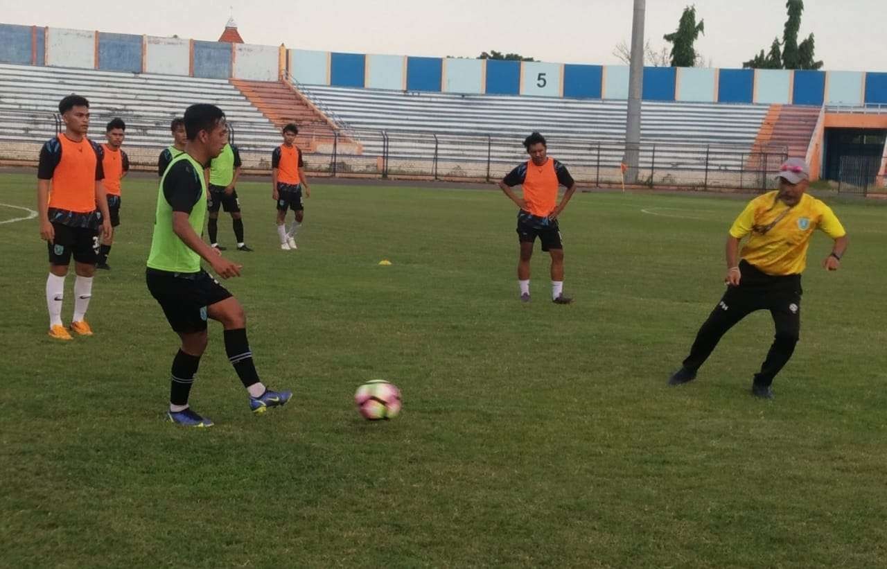 Pelatih Persela Fakhri Husaini saat menyeleksi pemain yang datang dari luar kota di Stadion Surajaya Lamongan. (Foto: Imron Rosidi/ngopibareng.id)