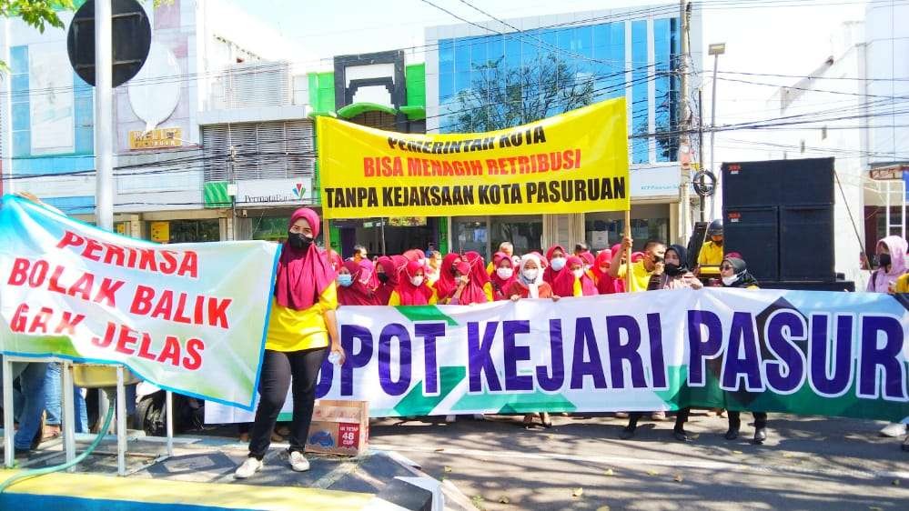 Unjuk rasa pegawai Senkuko di depan Kantor Kejari Kota Pasuruan, Jawa Timur. (Foto: Lailyah Rahmawati/Ngopibareng.id)