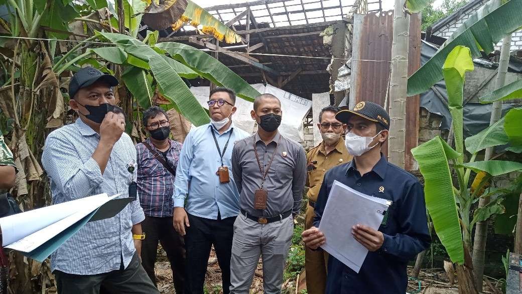 Majelis Hakim Pengadilan Negeri Tuban melakukan sidang pemeriksaan obyek perkara. (Foto: Khoirul Huda/Ngopibareng.id)