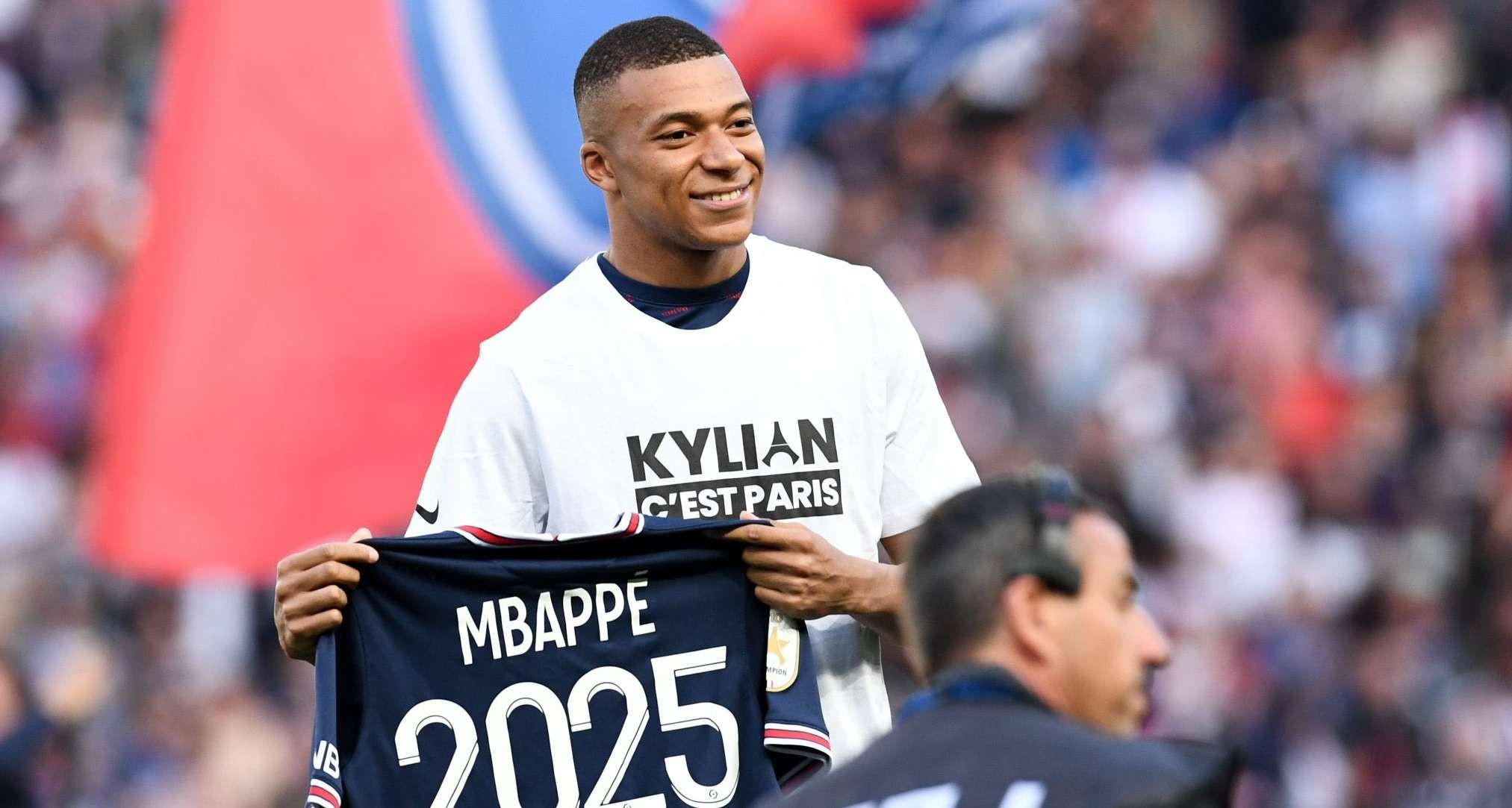 Kylian Mbappe tandatangani kontrak baru dengan PSG sampai 2025. (Foto: Twitter/@KMbappe)