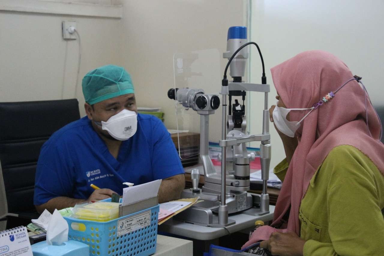 Dokter Nur Alim Basyir Hutasuhut saat menangani salah seorang pasien di RS Mata Undaan (Foto: Dokumentasi RS Mata Undaan/Ngopibareng.id)