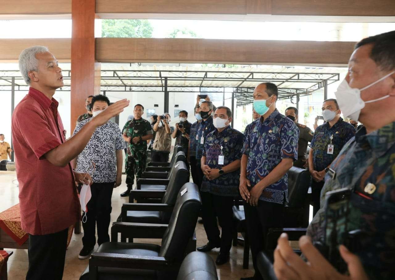 Gubernur Ganjar Pranowo ingatkan Penjabat Walikota Salatiga agar tak mencoreng nama baik daerahnya. (Foto: dok. Humas Pemprov Jateng)