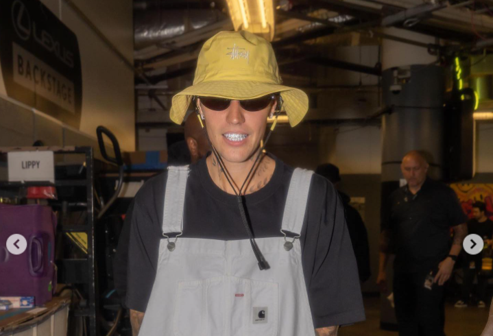 Justin Bieber pamer deretan giginya yang dipasangi berlian. (Foto: Instagram @justinbieber)