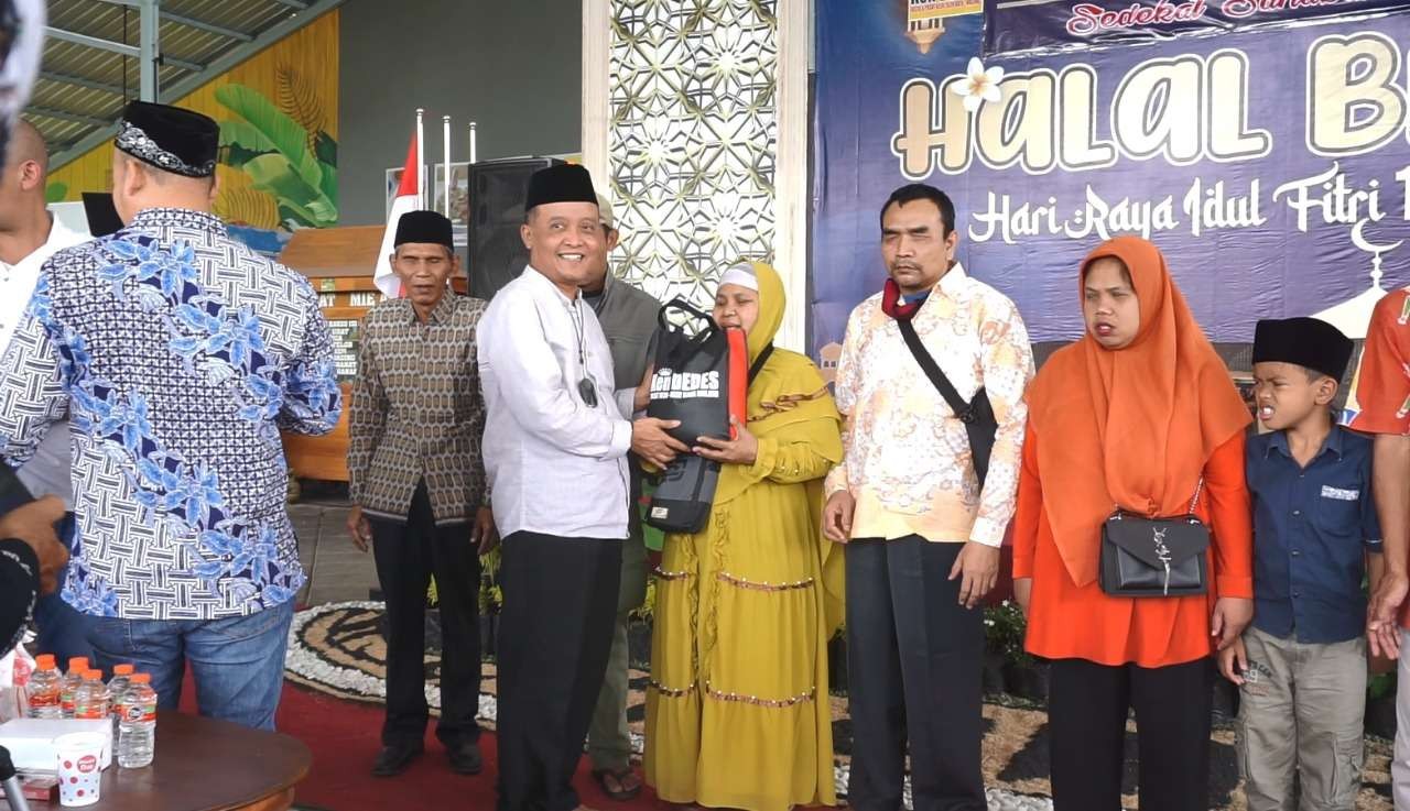 H. Noor Shodiq Askandar selaku inisiator Rumah Sedekah NU menyambut bahagia dalam Halal Bihalal para tukang pijat tuna netra. (Foto: Istimewa)