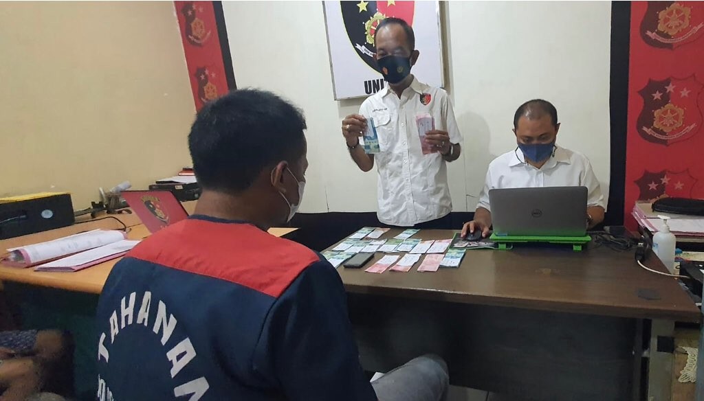 Pengedar uang palsu saat dimintai keterangan oleh polisi (Foto: dok. Polsek Gubeng)