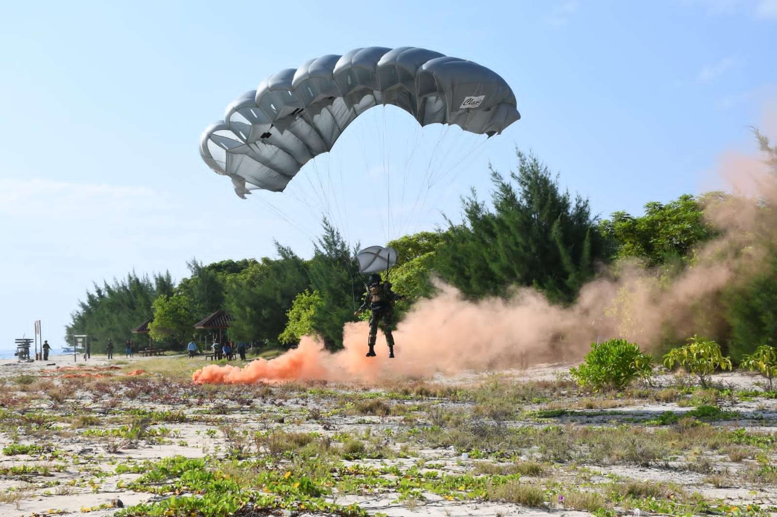 Anggota Satkopaska Koarmada II melakukan terjun tempur free fall di Pantai Bangsring dal Gladi Tugas Tempur Tingkat II (K2). (Foto: Istimewa)