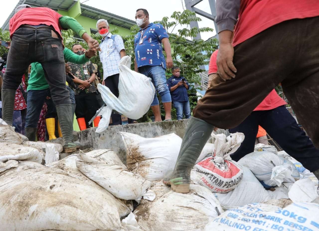 Gubernur Ganjar saat  meninjau kawasan Tambak Lorok, Kota Semarang, Rabu 25 Mei 2022.  (Foto: Istimewa)