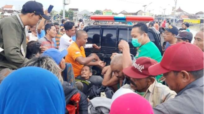 Sebelas nelayan Situbondo yang terombang-ambing berenang selama 5 jam di laut lepas ditemukan selamat.(Foto: BPBD Situbondo)