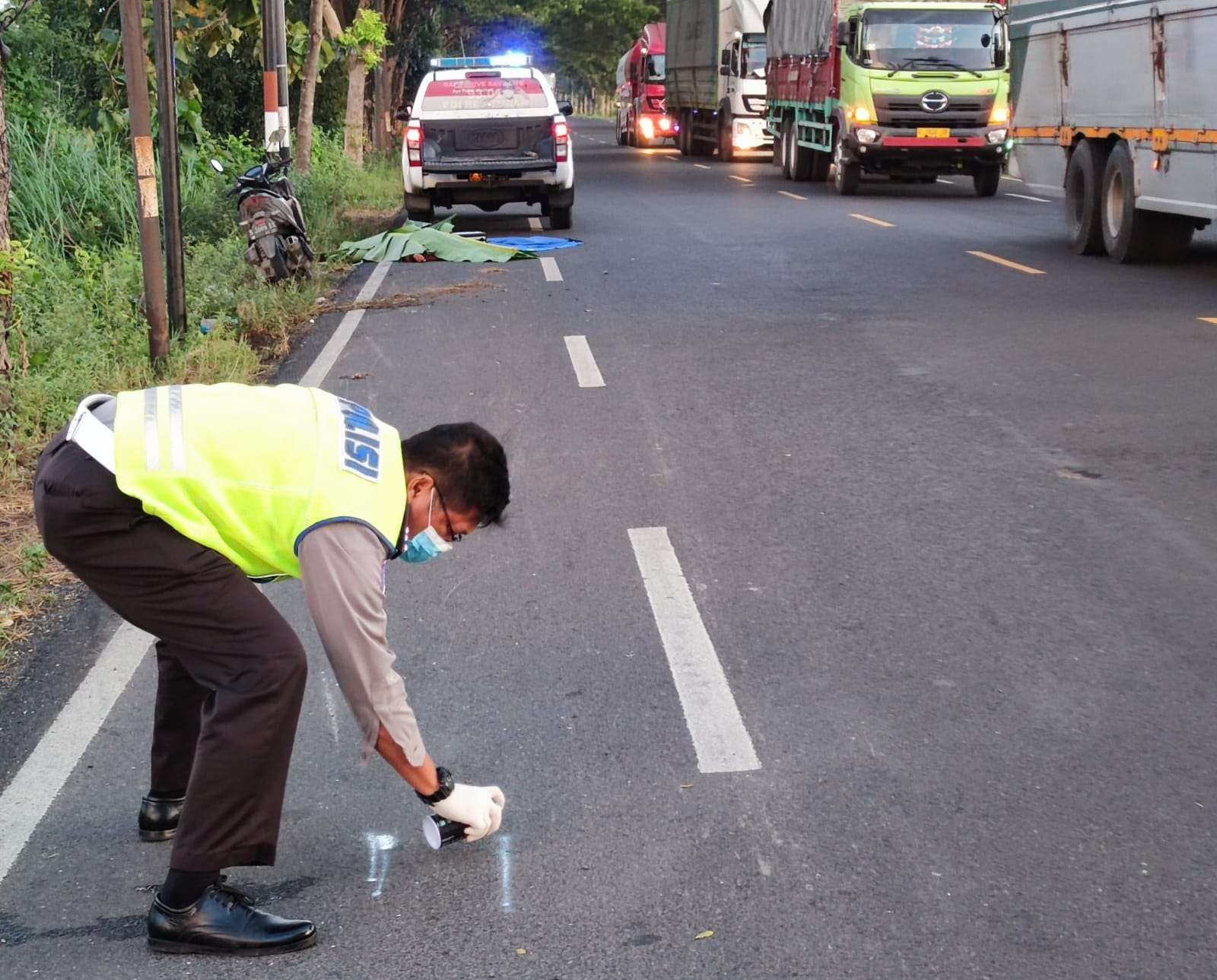 Petugas Unit Laka Satlantas Polres Tuban melakukan olah TKP (dok. Satlantas Polres Tuban)