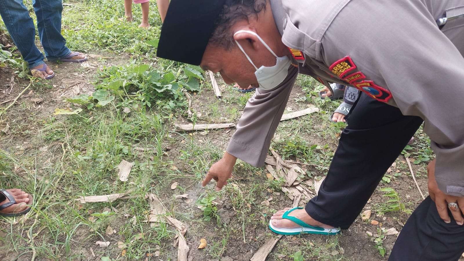 Kapolsek Sukodadi, Iptu Lazib sedang melakukan pwmeriksaan TKP pembuabmngan bayi di Desa Baturono, Kecamatan Sukodadi (Foto : Imron Rosidi/ ngopibareng.id)