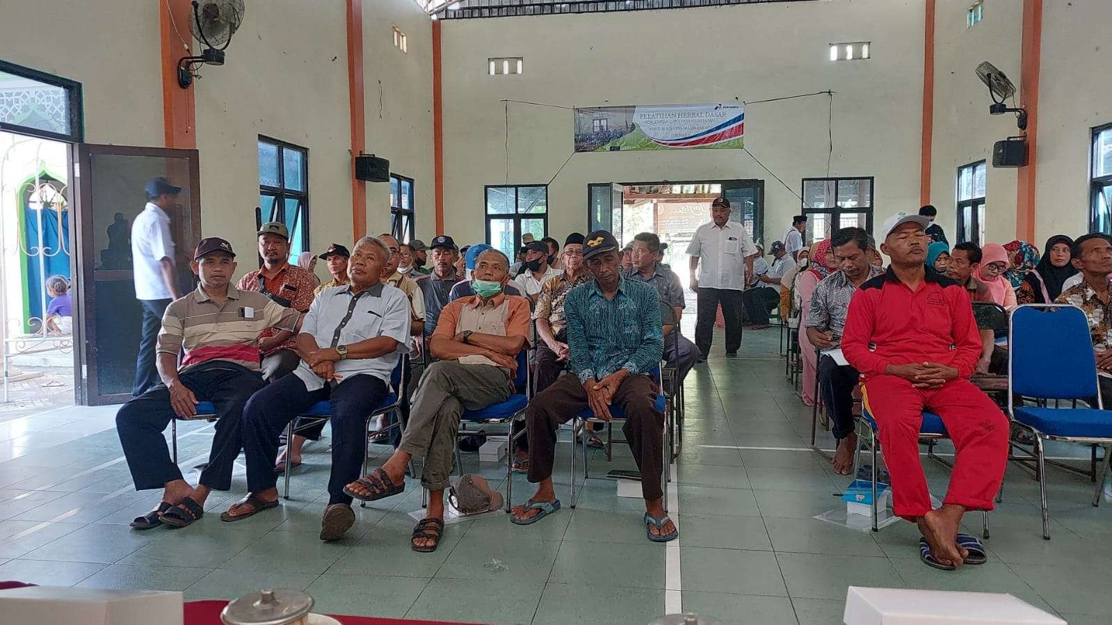 Peserta pelatihan sedang mengikuti pembukaan Program Pemberdayaan Masyarakat Pertamina EP Cepu Field Zona 11. (Foto: Ahmad Sampurno/Ngopibareng.id)