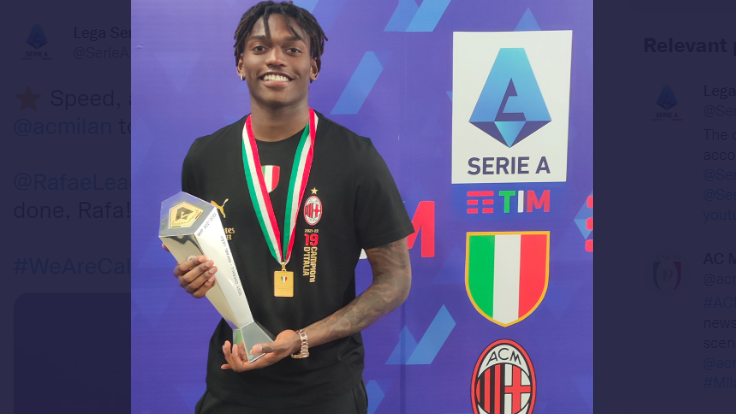 Rafael Leao meraih gelar pemain terbaik Serie A 2021/2022 plus dapat kontrak baru dari AC Milan. (Foto: Twitter)