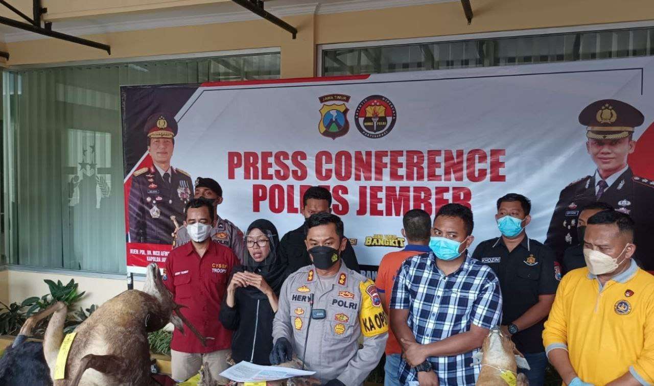 Kapolres Jember AKBP Hery Purnomo memaparkan kasus perdagangan satwa dilindungi (Foto: Rusdi/Ngopibareng.id)