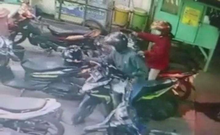 Tangkapan CCTV aksi pencurian motor di halaman parkir minimarket Kota Pasuruan. (Foto: Istimewa)