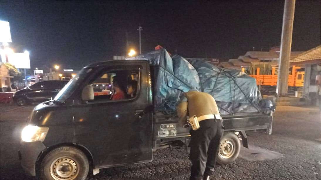 Petugas Polsek Kawasan Pelabuhan Tanjungwangi sedang mengecek pickup yang mengangkut minuman keras (foto:istimewa)