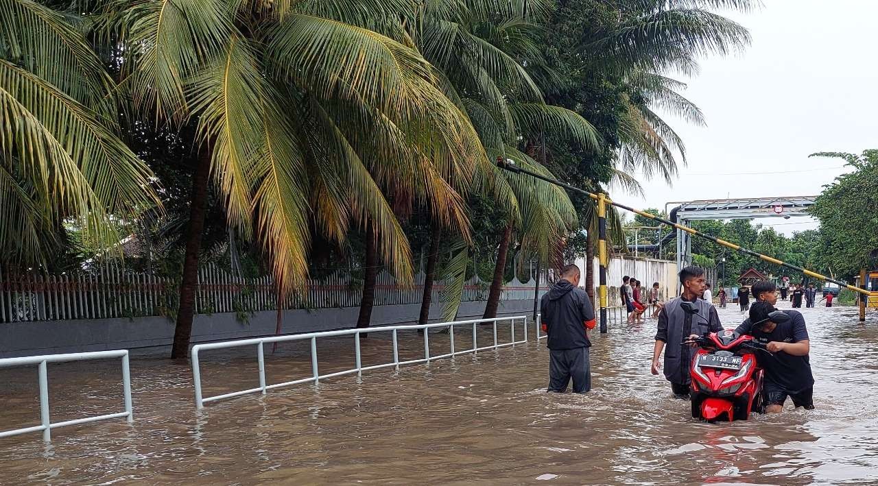 Ruas jalan di Desa/Kecamatan Gending, Kabupaten Probolinggo juga terendam banjir bandang. (Foto: Ikhsan Mahmudi/Ngopibareng.id)