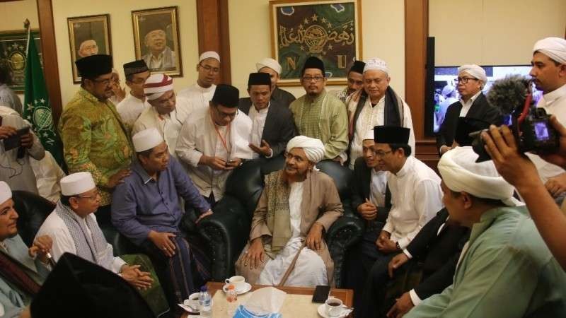 Habib Umar bin Hafidz di antara para ulama di Jakarta. (Foto: Istimewa)