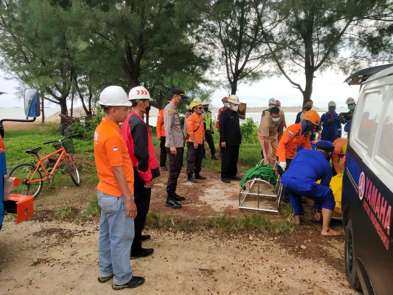 Proses evakuasi jasad pria asal Kabupaten Lamongan ketika sampai di darat (dok. Polsek Jenu)