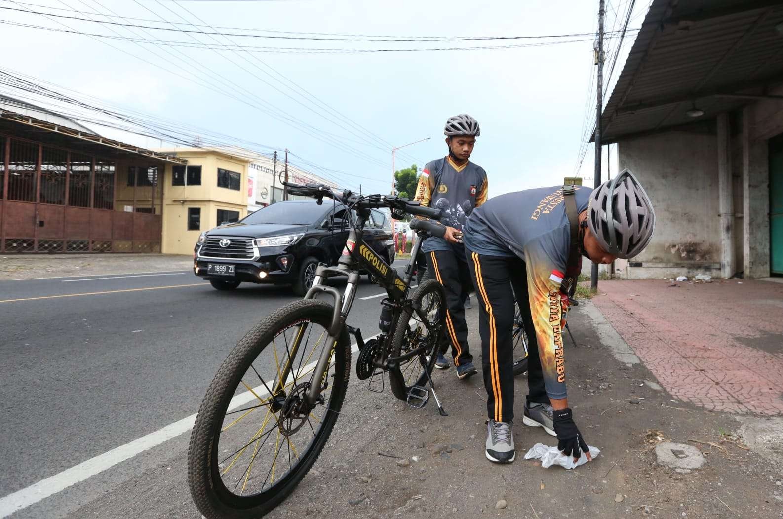 Salah seorang peserta Gowes memungut sampah di jalan (Foto: Istimewa)