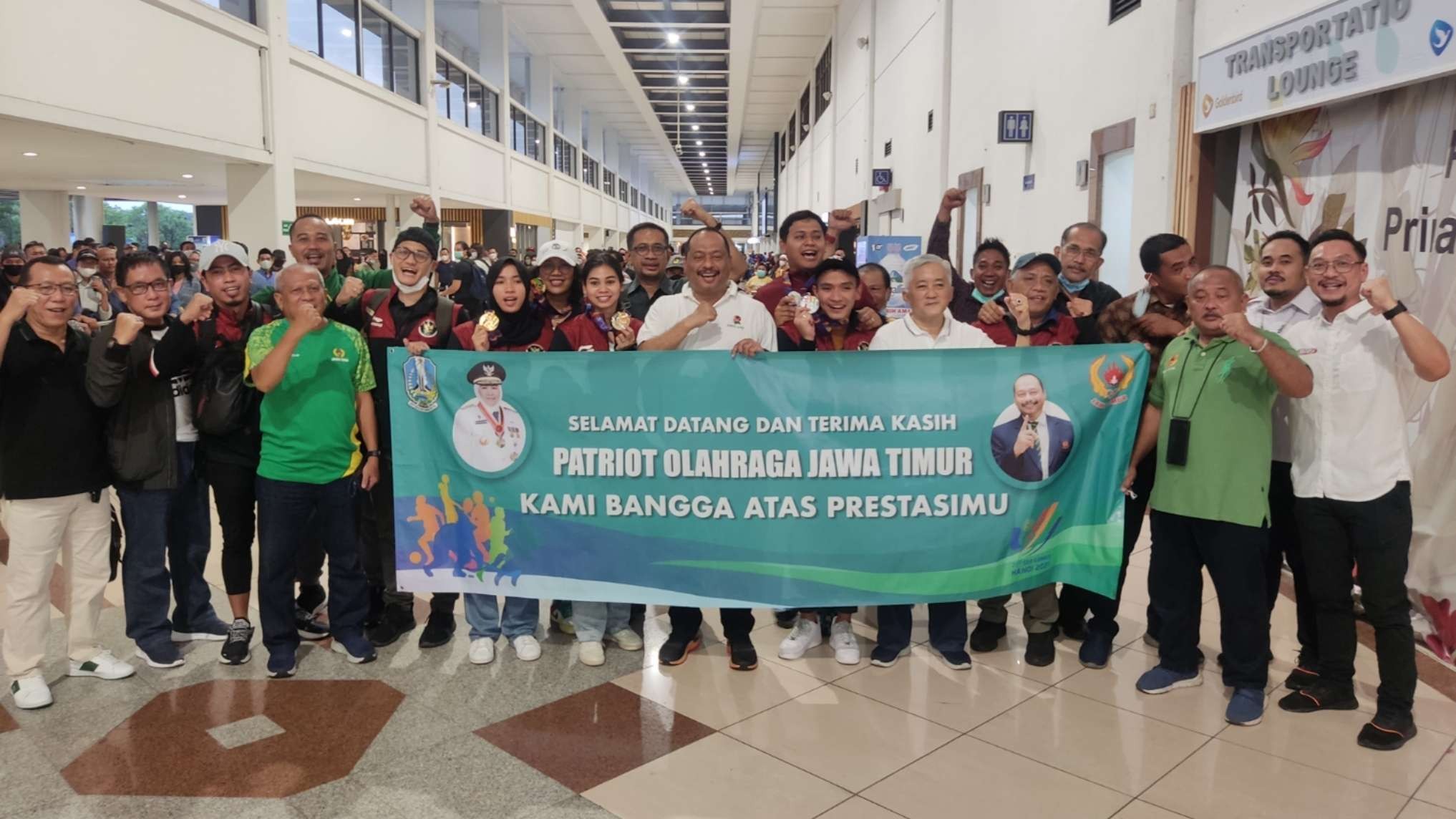 Ketua KONI Jatim, M Nabil (tengah) bersama jajaran pengurus KONI Jatim dan POSSI Jatim menyambut Atlet Selam Jatim yang tampil pada ajang SEA Games 2022 di Bandara Juanda, Sidoarjo, Kamis 26 Mei 2022. (Foto: Fariz Yarbo/Ngopibareng.id)