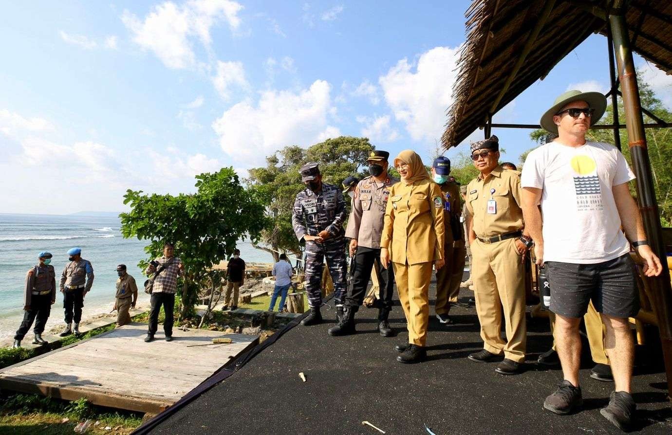 Forkopimda Banyuwangi meninjau lokasi WSL di Pantai Plengkung Tegaldlimo, Banyuwangi (Foto: istimewa)