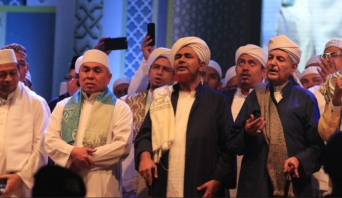 Habib Umar bin Hafidz besama para ulama dalam Mahallul qiyam Maulid. (Foto: Istimewa)