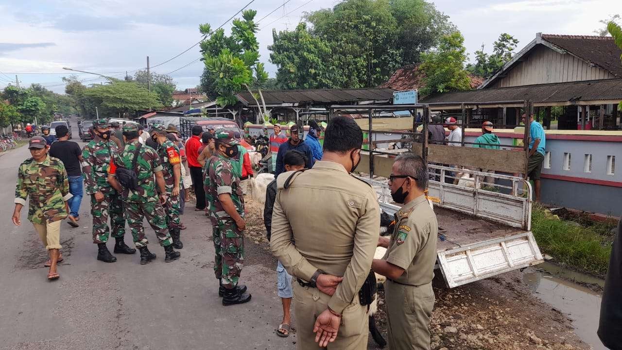 Foto: Petugas gabungan bersiaga di Pasar Hewan Blora (Ahmad Sampurno/ Ngopibareng.id)