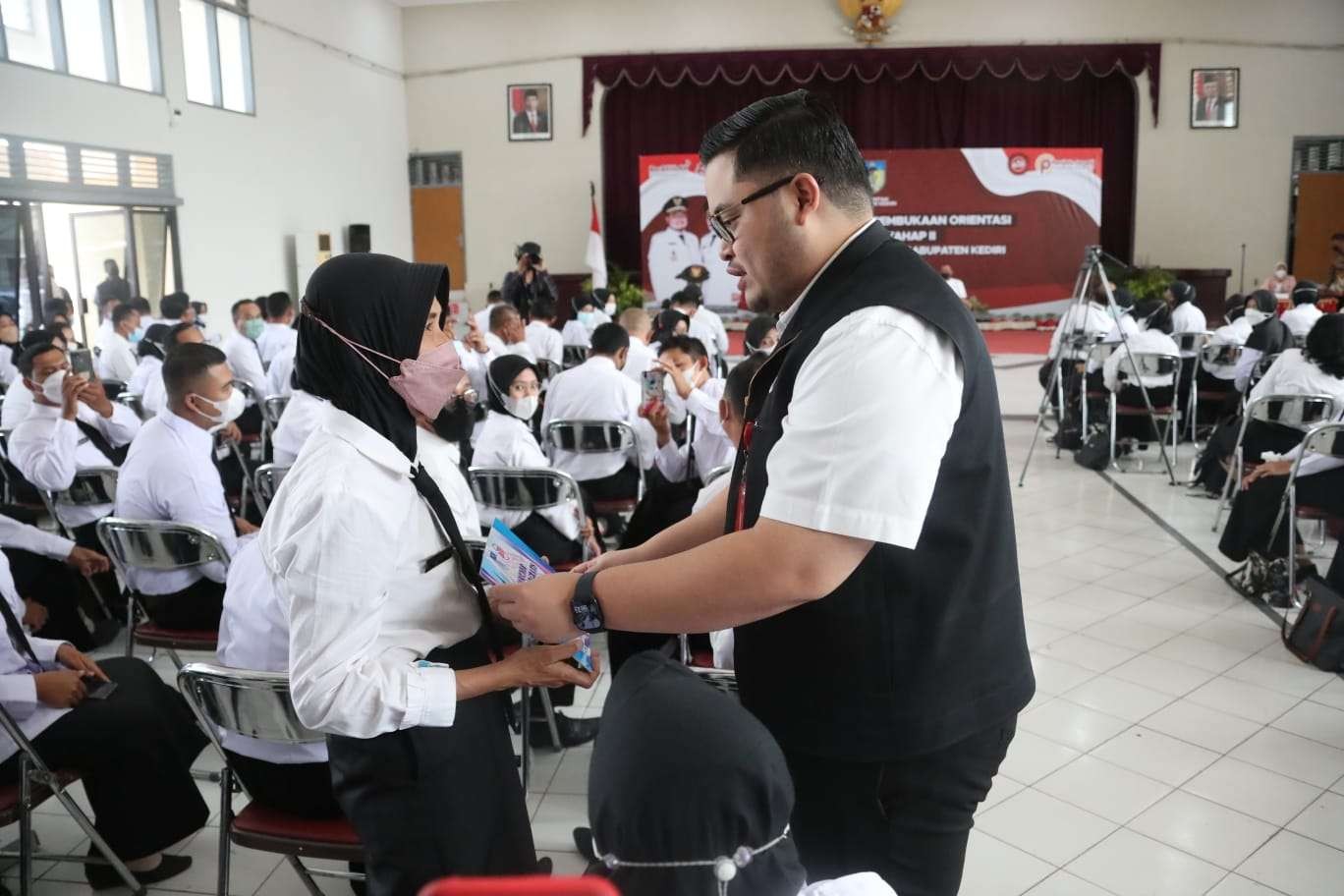 Momen haru saat penyerahan Surat Keputusan (SK) Guru Pegawai Pemerintah dengan Perjanjian Kontrak (PPPK) di Gedung Bagawanta. (Foto: Istimewa)