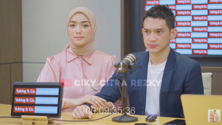 Pasangan Rezky Adhitya dan Citra Kirana memberikan klarifikasi soal tes DNA anak bernama Naira, putri kandung Wenny Ariani. (Foto: Tangkapan layar YouTube @Ciky Citra Rezky)