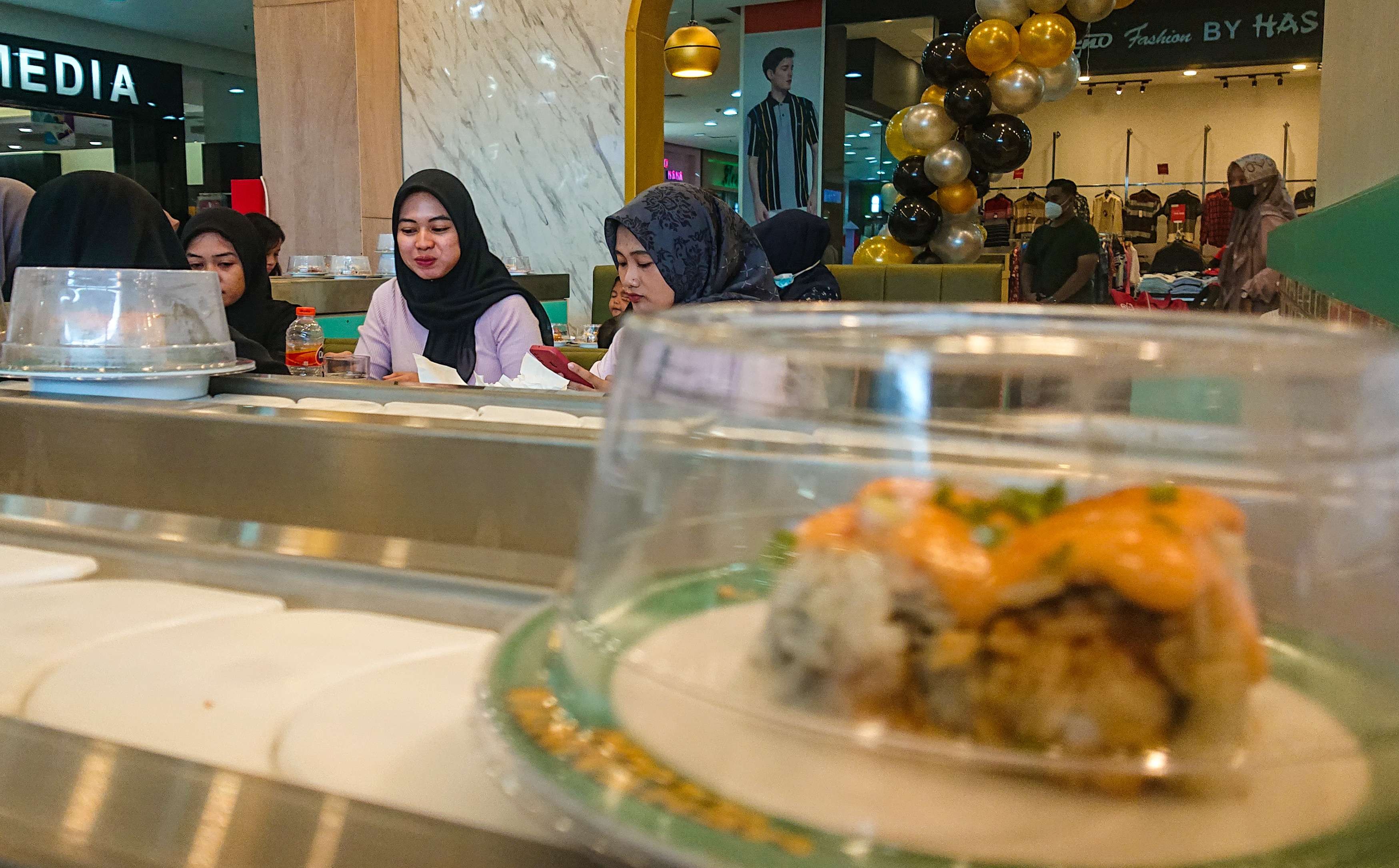 Conveyor run table sushi di Lippo Plaza Sidoarjo, Jawa Timur. (Foto: Aini Arifin/Ngopibareng.id)