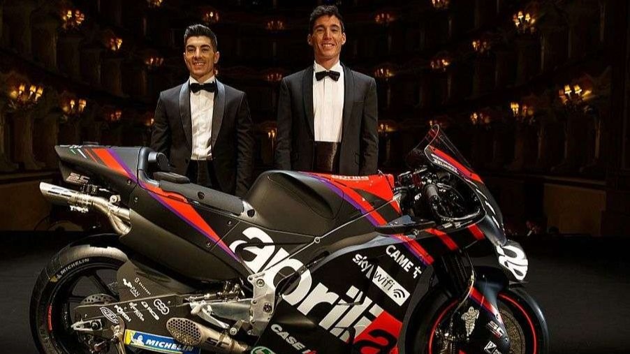 Aleix Espargaro (kanan) dan Maverick Vinales (kiri) resmi diperpanjang kontraknya dengan Aprilia Racing. (Foto: Istimewa)