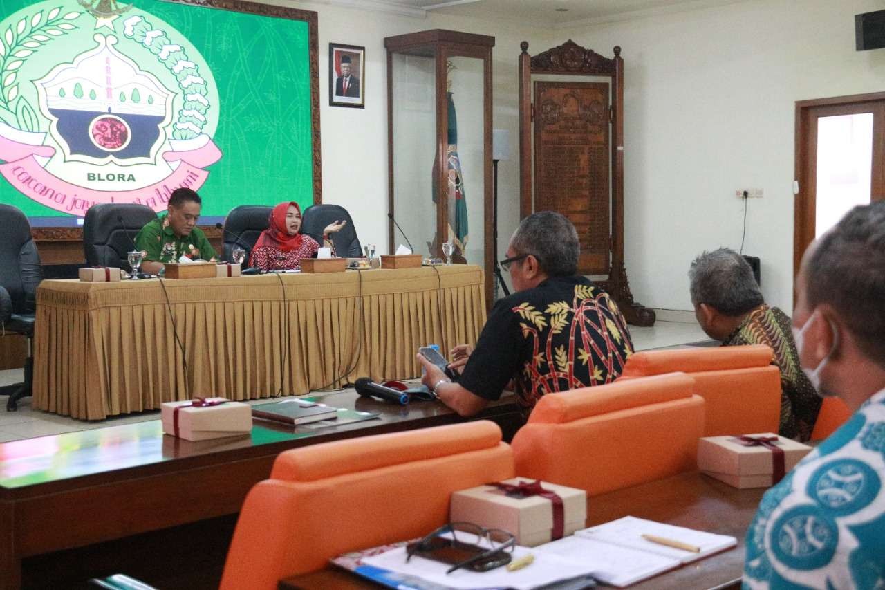 Wakil Bupati Blora, Tri Yuli Setyowati memimpin rapat koordinasi dengan para camat di Blora. (Foto: Istimewa)