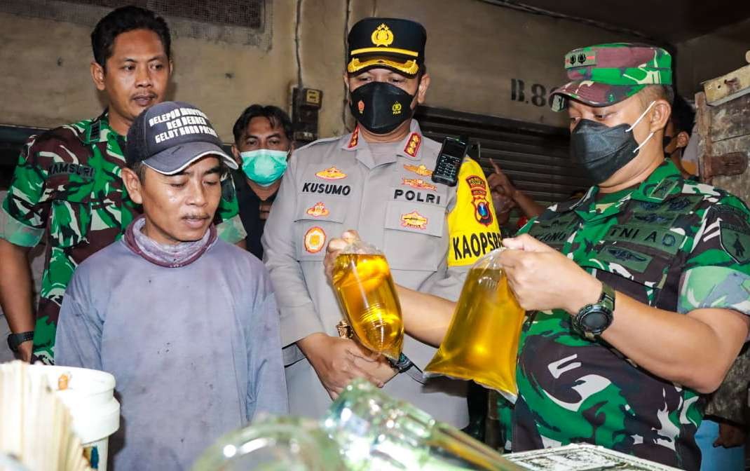 Aparat gabungan sidak HET minyak goreng curah di pasar tradisional di Sidoarjo. (Foto: Aini Arifin/Ngopibareng.id)