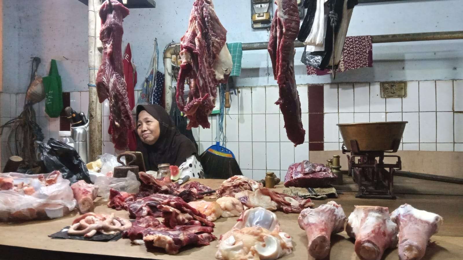 Salah satu penjual daging sapi di Pasar Besar Kota Malang (Foto: Lalu Theo/Ngopibareng.id)