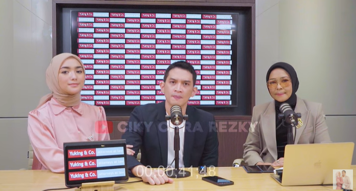 Pasangan Rezky Adhitya dan Citra Kirana memberikan klarifikasi soal tes DNA anak bernama Naira, putri kandung Wenny Ariani. (Foto: Tangkapan layar YouTube Ciky Citra Rezky)