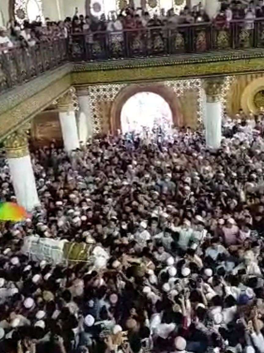 Lautan massa saat pemakaman KH Fakhrillah Aschall di Bangkalan, Madura. (Foto: Istimewa)