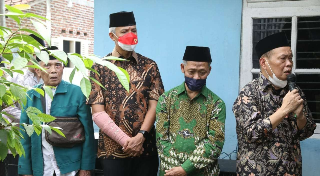 Gubernur Jateng, Ganjar Pranowo saat bertakziah di rumah duka KH Abbas Muin. (Foto: dok. Humas Pemprov Jateng)