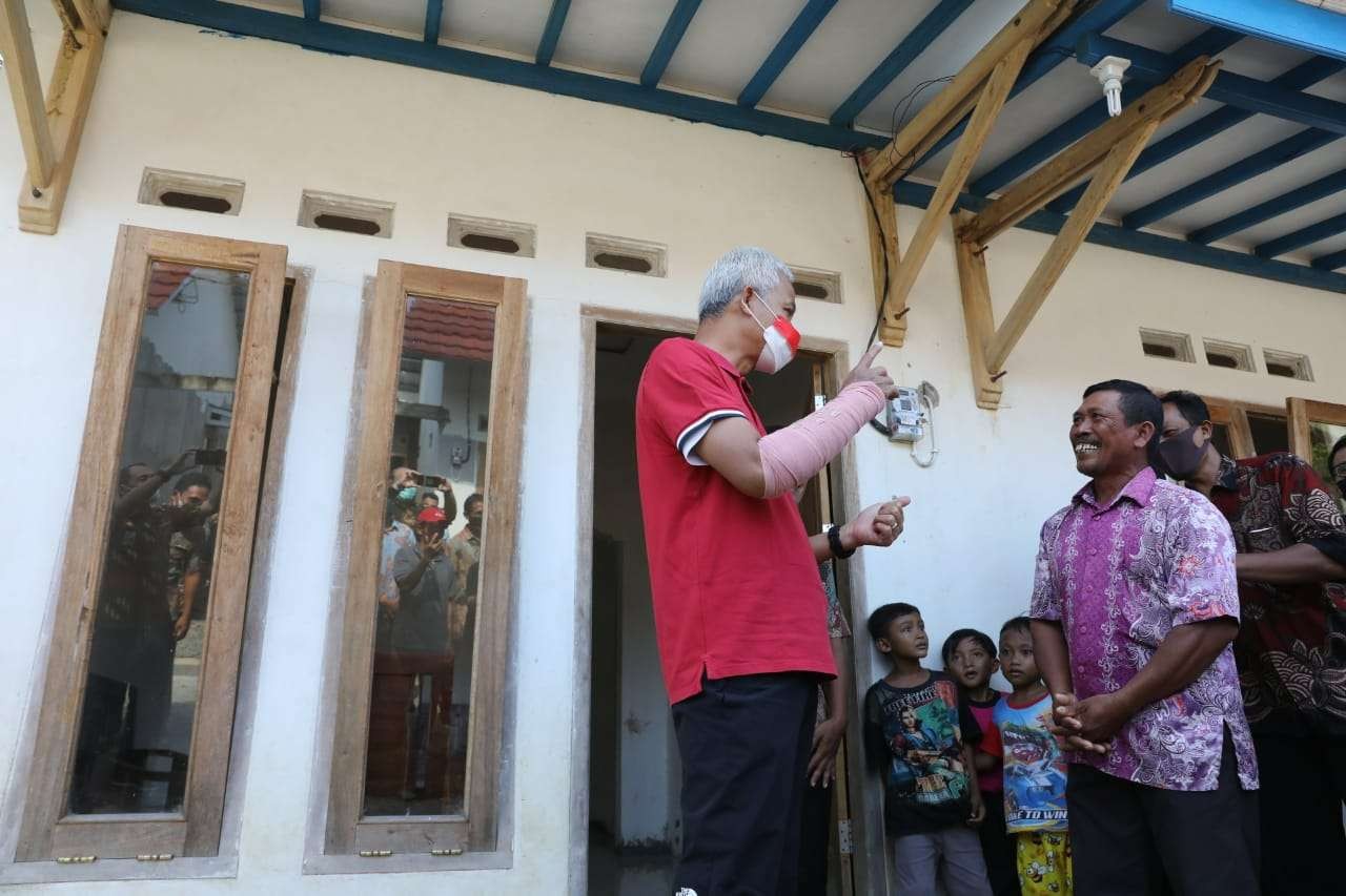 Gubernur Ganjar Pranowo berbincang dengan Mahmudi, seorang buruh tani serabutan yang terpilih dalam program pembangunan rumah layak huni oleh Pemprov Jateng. (Foto: dok. Humas Pemprov Jateng)