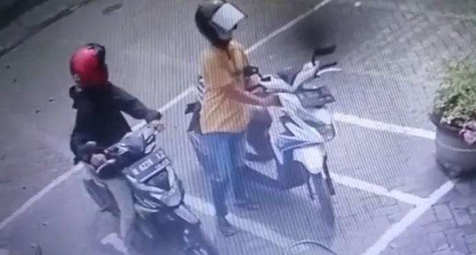 Tangkapan layar kamera pengawas (CCTV) aksi pencurian motor di Kota Pasuruan. (Foto: Istimewa)