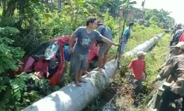 Warga sekitar mengevakuasi korban tabrak kereta di Babat, Lamongan. (Foto: Imron Rosidi/Ngopibareng.id)