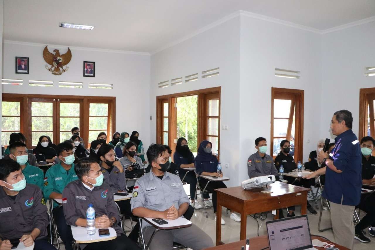 Kepala BPSDM ESDM Prahoro Yulijanto Nurtjahyo, saat memberikan materi kepada mahasiswa PEM Akamigas Cepu. (Foto: Istimewa)