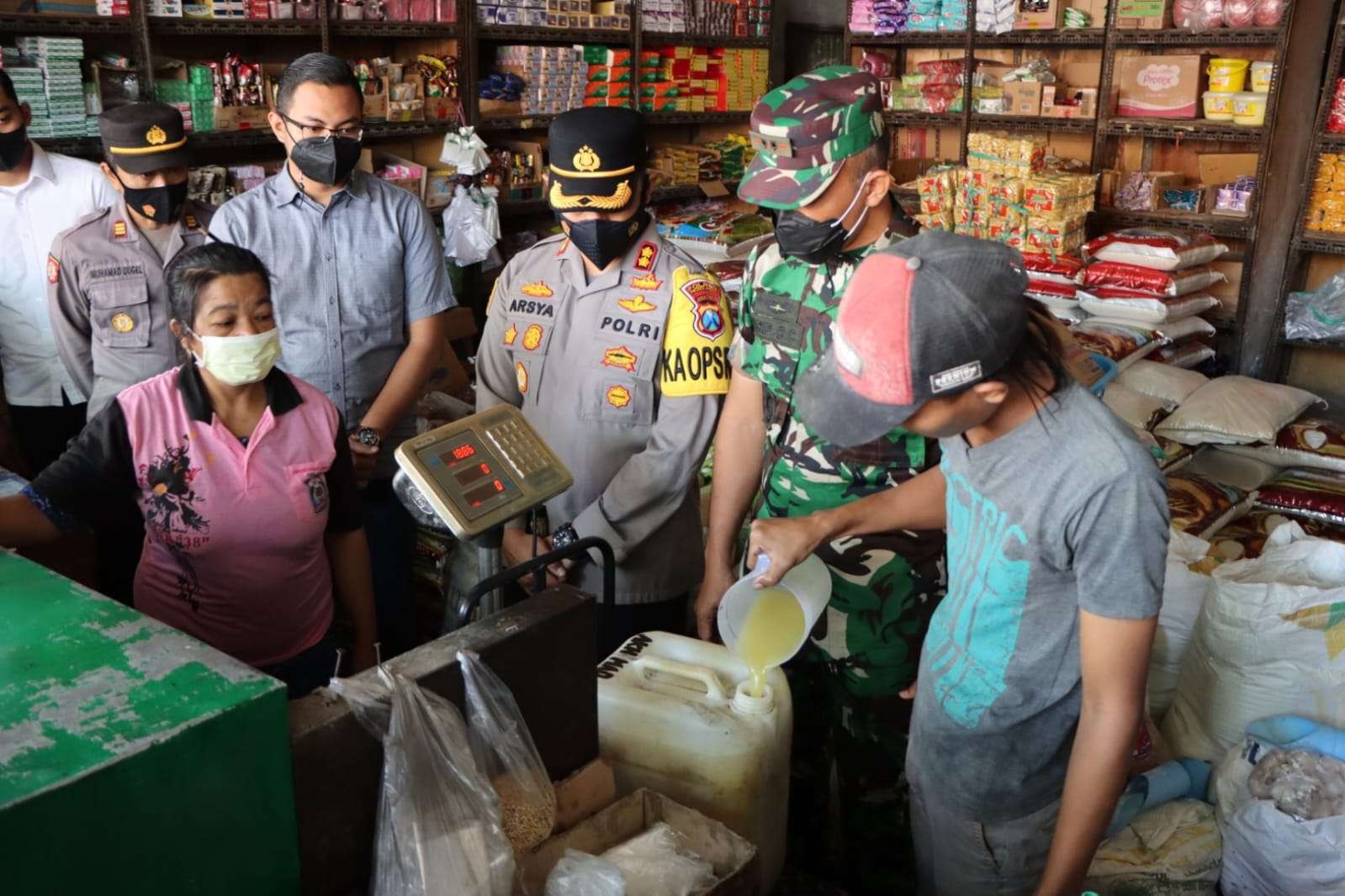 Kapolres Teuku Arsya Khadafi dan Dandim 0820 Letkol Arh. Arip Budi Cahyono  saat sidak minyak goreng curah di Pasar Dringu. (Foto: Ikhsan Mahmudi/Ngopibareng.id)