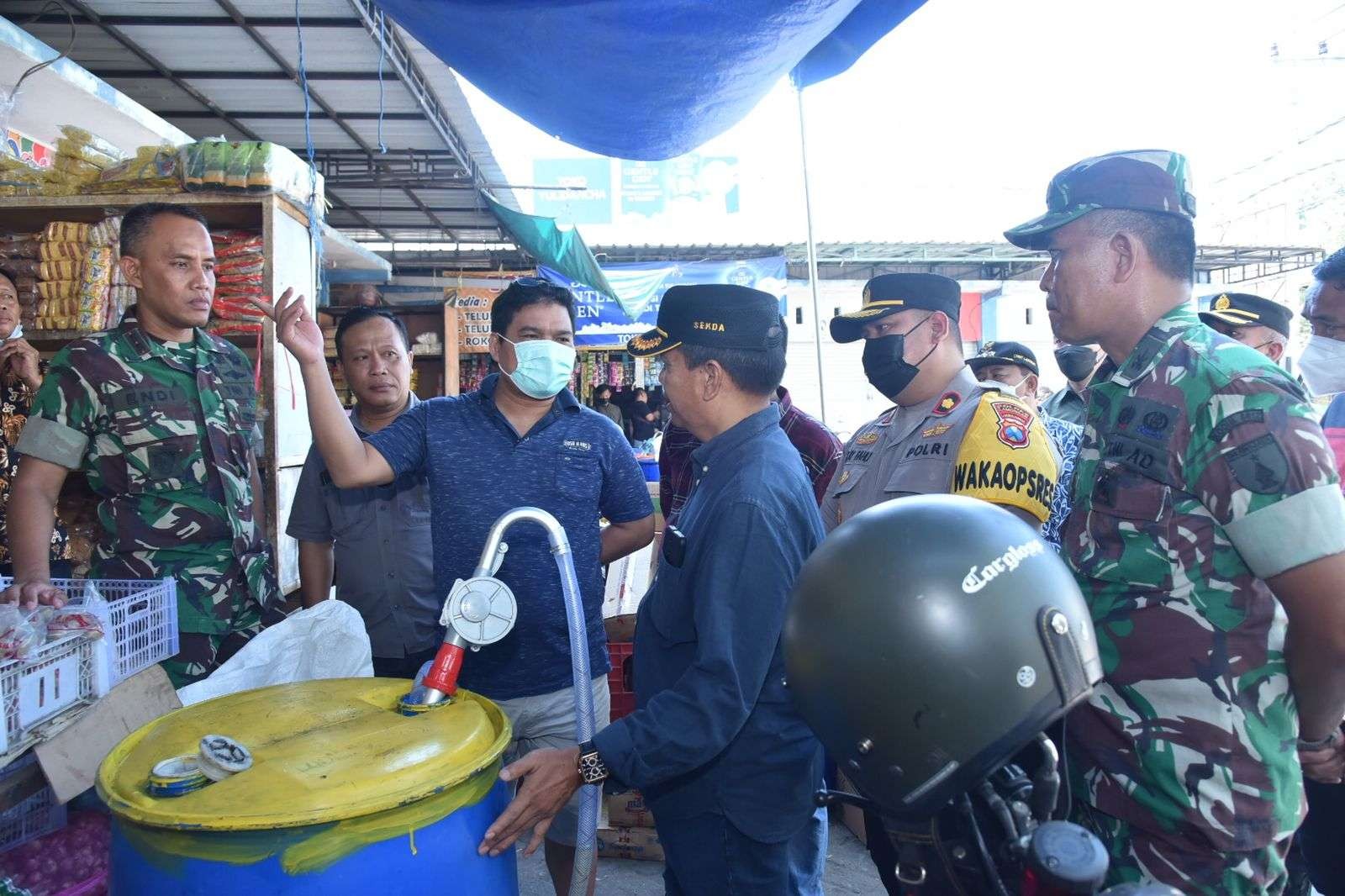 Sekkab Lamongan, Nalikan bersama Dandim 0812 Lamongan Letkol Kav Endi Siswanto Yusuf dan Wakapolres Lamongan Kompol Akay Fahli saat sidak minyak goreng curah di Pasar Sidoharjo, Lamongan (Foto: Istimewa)