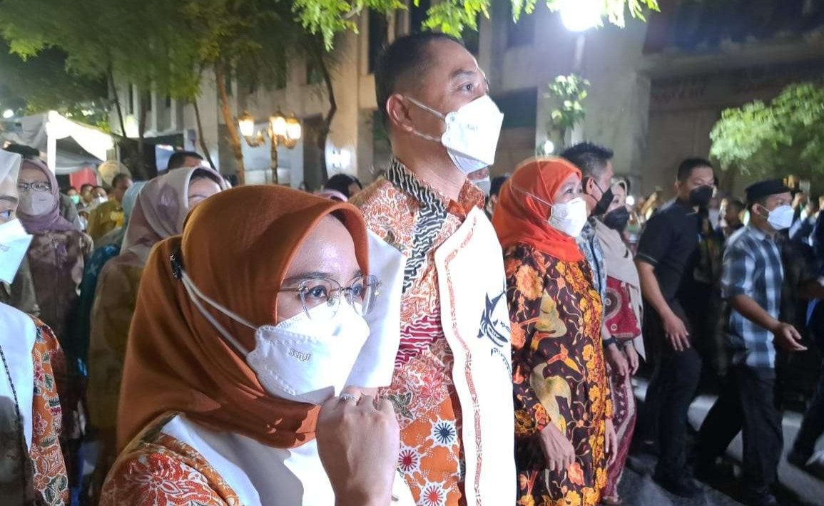 Walkot, Eri Cahyadi bersama istri dan Gubernur Jatim, Khofifah Indar Parawansa, saat berjalan di Parade Budaya. (Foto: Pita Sari/Ngopibareng.id)