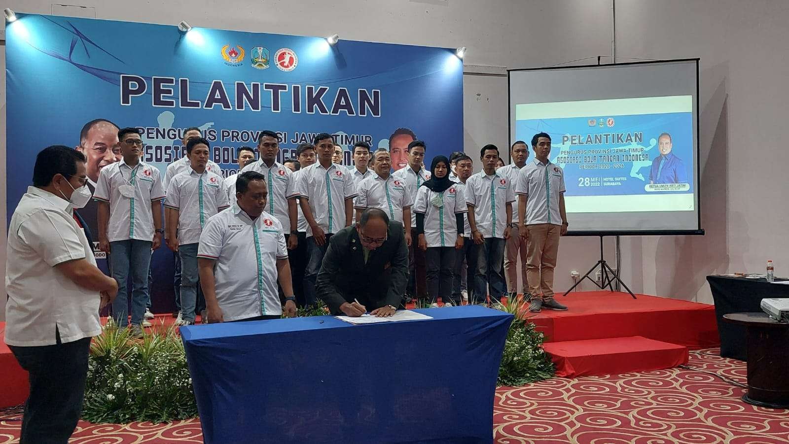 Ketua Pengprov ABTI Jatim, Agus Maimun dan pengurus baru lainnya resmi dilantik. (Foto: Rizal A/Ngopibareng.id)