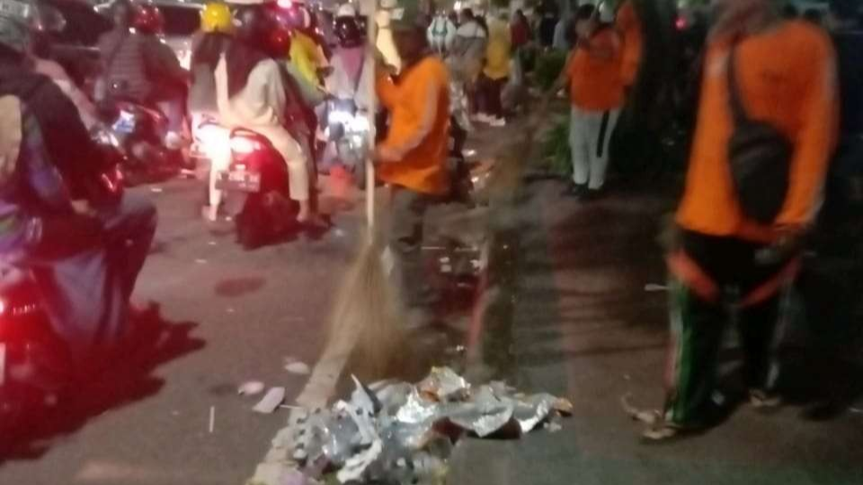 Sampah plastik yang ditinggalkan oleh pengunjung Surabaya Vaganza. (Foto: Istimewa)