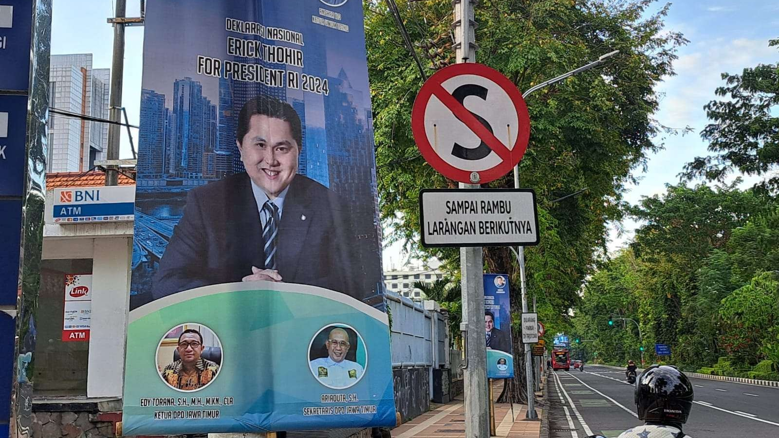 Banner Eric Thohir for Presiden 2024 yang ada di sepanjang Jalan Darmo Surabaya yang diklaim tak berizin. (Foto: Pita Sari/Ngopibareng.id)