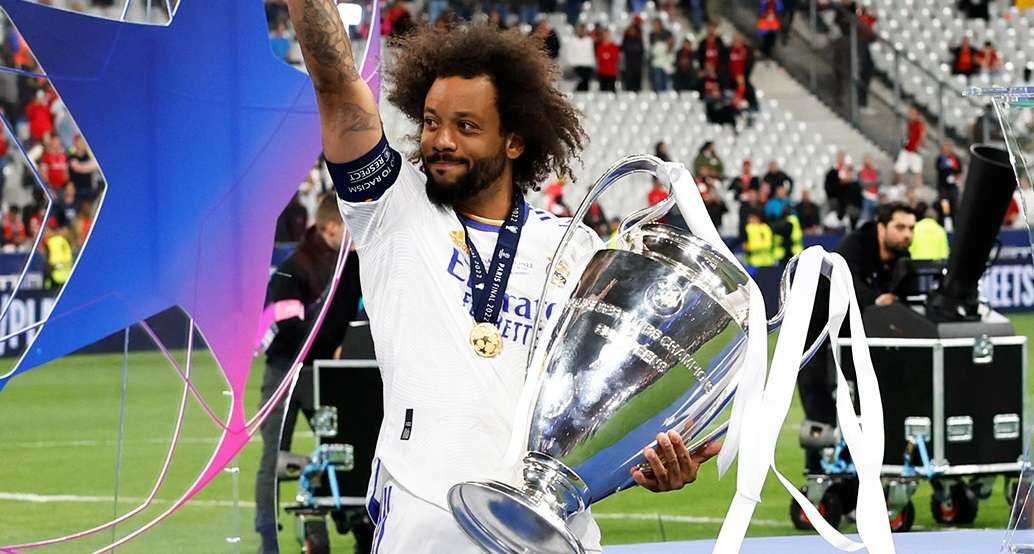 Marcelo mendapat kehormatan mengangkat trofi Liga Champions sebagai kapten tim tanpa bermain. (Foto: Twitter/@realmadrid)