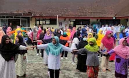 Mbah-mbah di Bondowoso senam bersama memperingati Hari Lansia Nasional ke-26 pada 29 Mei 2022. (Foto: Guido Saphan/Ngopibareng.id)