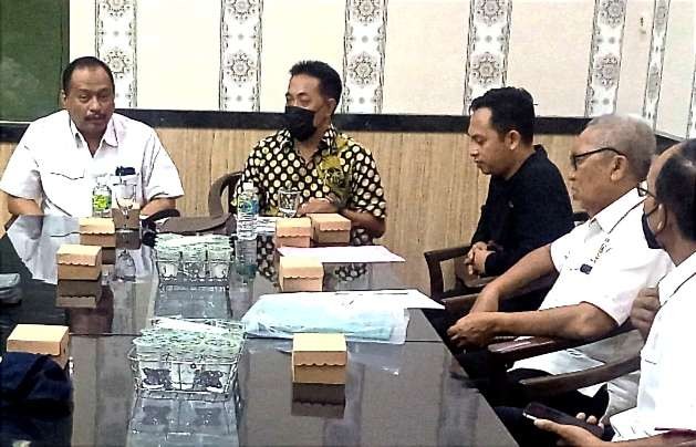 Kabid Olahraga Disparbidpora Bondowoso, Andrei Antonio Zola (baju hitam) saat bertemu Ketua Umum KONI Jatim, M. Nabil. (Foto: Guido Saphan/Ngopibareng.id)